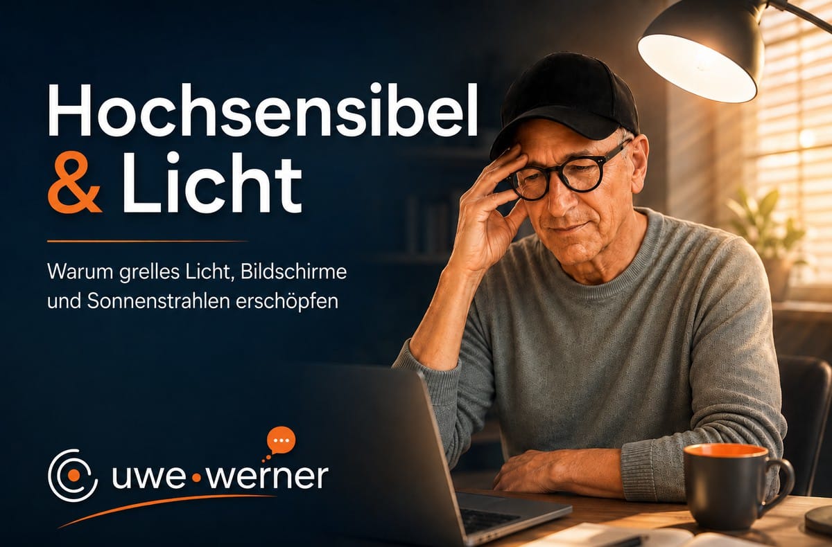 hochsensibel & licht: warum helligkeit erschöpft. eine person sitzt an einem schreibtisch vor einem laptop in einem warmbeleuchteten, ruhigen zimmer am abend. helles licht kommt nur von der schreibtischlampe, der raum dahinter liegt im halbdunkel.